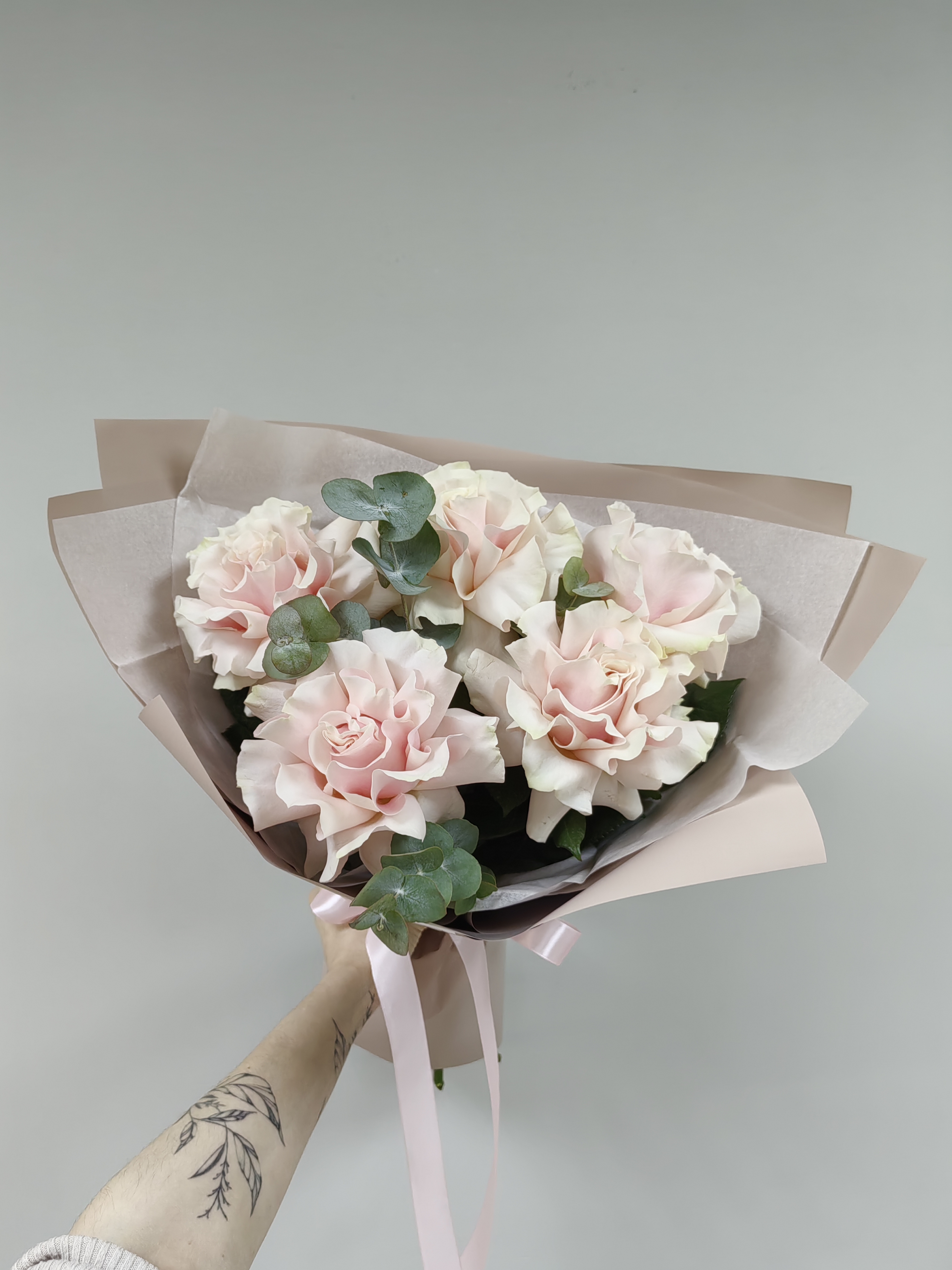 Моно из 5 французских роз с эвкалиптом 