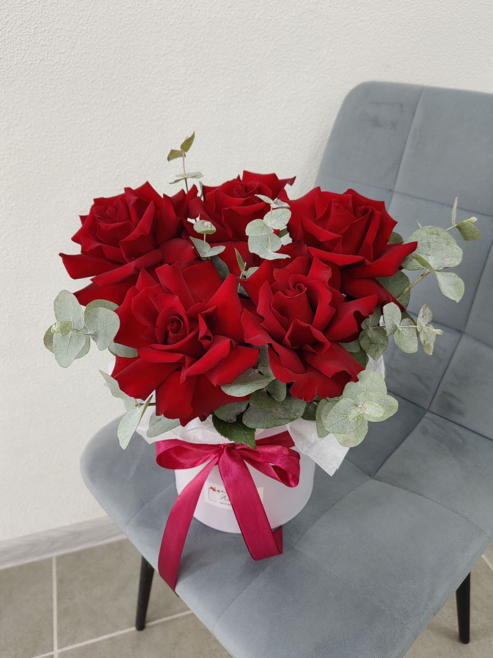 Коробка с французскими розами и эвкалиптом