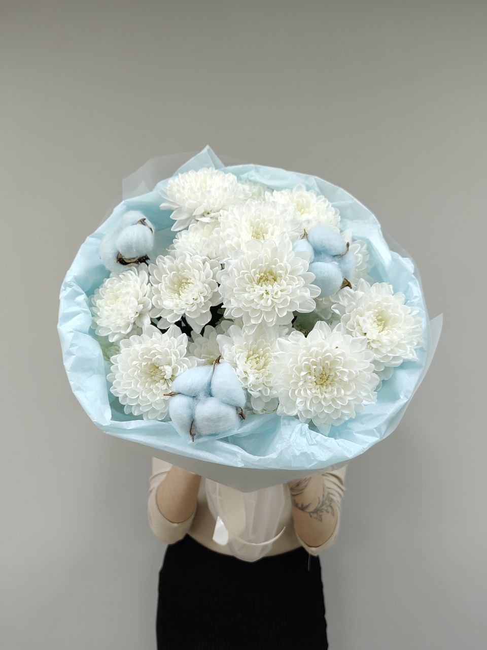 Моно букет из хризантемы с добавлением хлопка