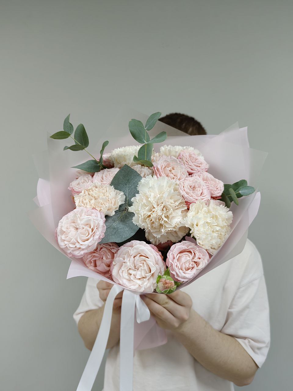 Дуо букет с кустовыми розами и диантусами