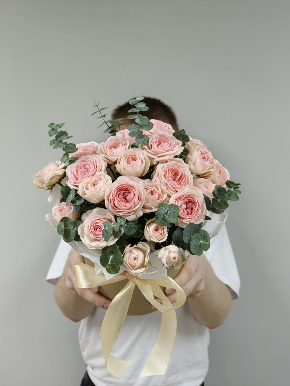 Коробка из кустовых пионовидных роз