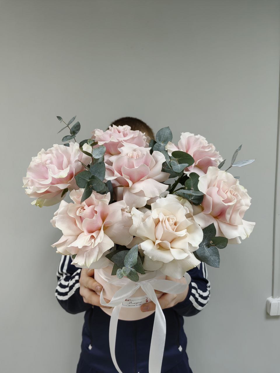 Розовые французские розы в коробке