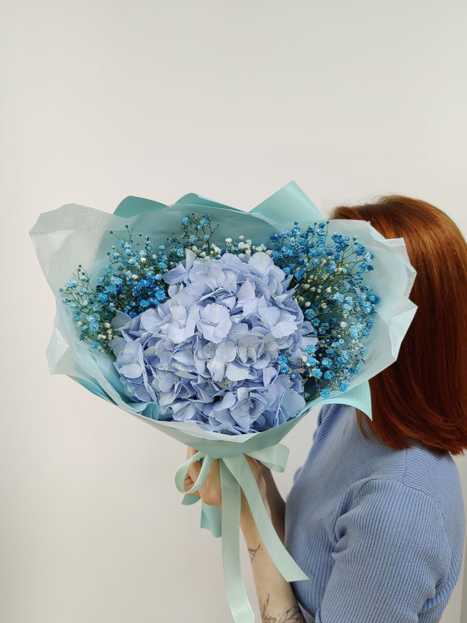 Букет комплимент с голубой гортензией