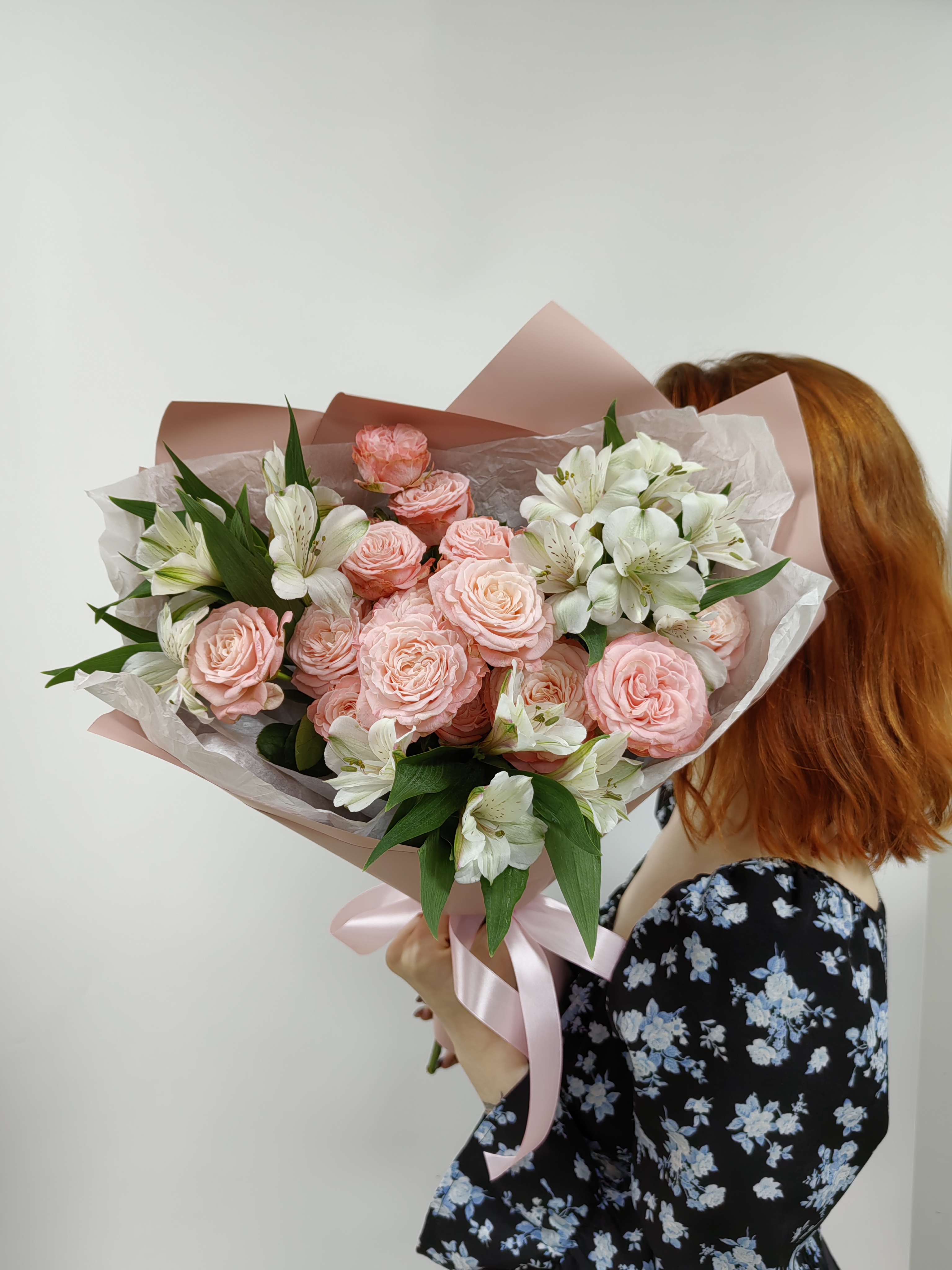 Дуо букет из альстромерий и кустовых роз в оформлении 